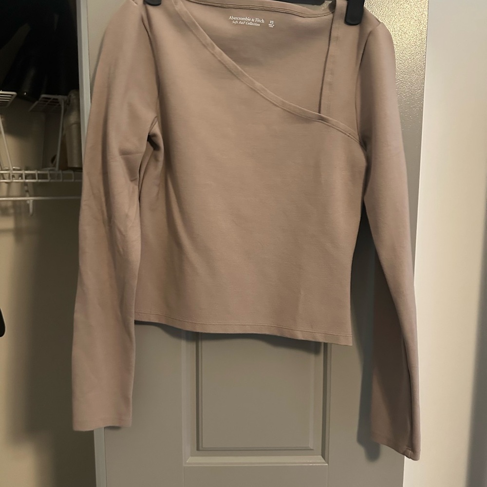 Abercrombie Women's Beige Asymmetrical Top